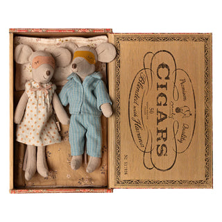 Mum & Dad Mice in Cigarbox
